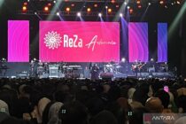 Reza Artamevia mengajak penonton bernostalgia dengan lagu-lagunya