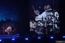 Chanyeol pamer kemampuan main drum sambil tutup mata